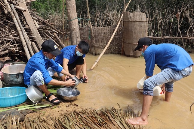 150 Sinh viên Nghệ An hỗ trợ nhân dân Hà Tĩnh khắc phục hậu quả sau mưa lũ ảnh 11