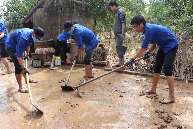 150 Sinh viên Nghệ An hỗ trợ nhân dân Hà Tĩnh khắc phục hậu quả sau mưa lũ ảnh 7