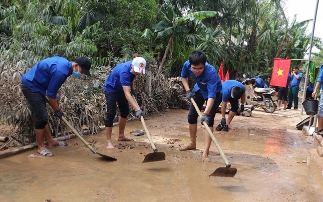 150 Sinh viên Nghệ An hỗ trợ nhân dân Hà Tĩnh khắc phục hậu quả sau mưa lũ ảnh 8