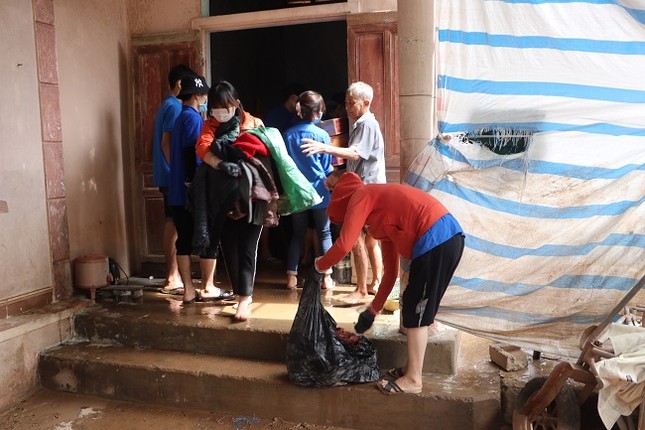 150 Sinh viên Nghệ An hỗ trợ nhân dân Hà Tĩnh khắc phục hậu quả sau mưa lũ ảnh 10