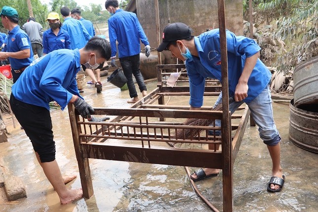150 Sinh viên Nghệ An hỗ trợ nhân dân Hà Tĩnh khắc phục hậu quả sau mưa lũ ảnh 9