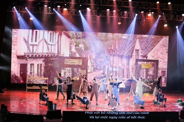 Lạc vào giữa hai thế giới thực - ảo với vở nhạc kịch English Performance ảnh 5