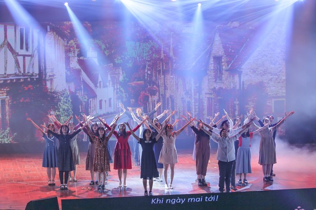 Lạc vào giữa hai thế giới thực - ảo với vở nhạc kịch English Performance ảnh 8