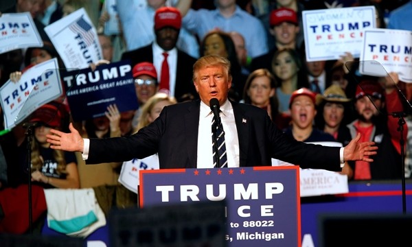 Ông Donald Trump cùng vợ đi bỏ phiếu ảnh 32