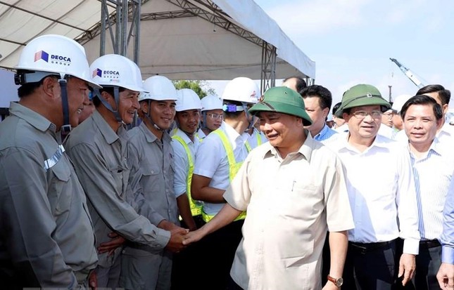 Thủ tướng: Con tàu Việt Nam đã phải vượt qua hải trình dồn dập bão tố ảnh 1