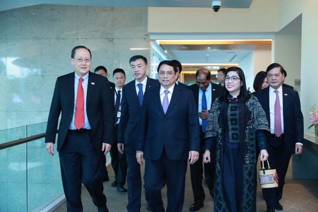 Thủ tướng Phạm Minh Chính và Phu nhân đến Singapore, bắt đầu các hoạt động thăm chính thức ảnh 1