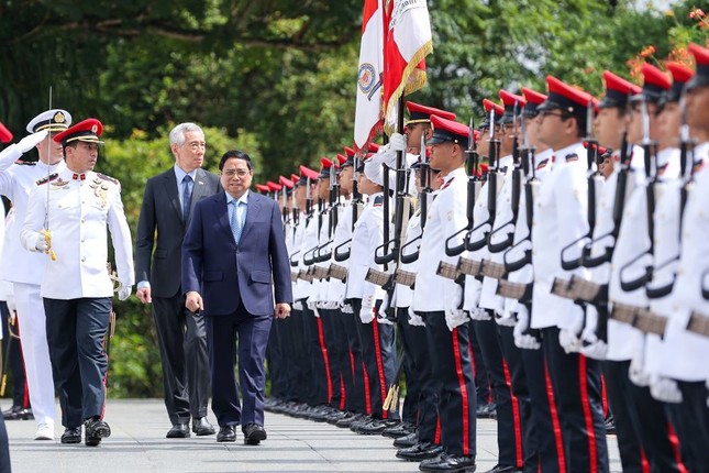 Lễ đón Thủ tướng Phạm Minh Chính và Phu nhân thăm chính thức Singapore ảnh 1
