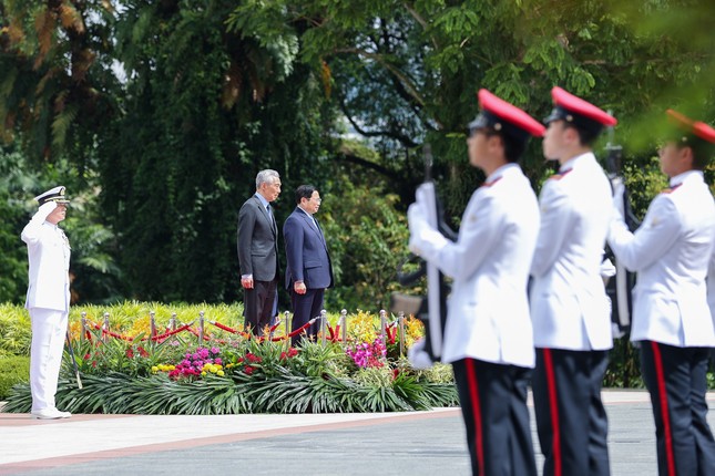 Lễ đón Thủ tướng Phạm Minh Chính và Phu nhân thăm chính thức Singapore ảnh 2