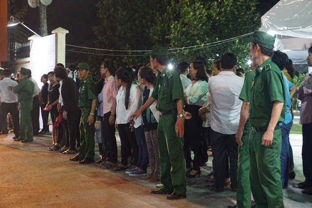 Dòng người ra đường tiễn đưa linh cữu cố Thủ tướng Phan Văn Khải ảnh 11