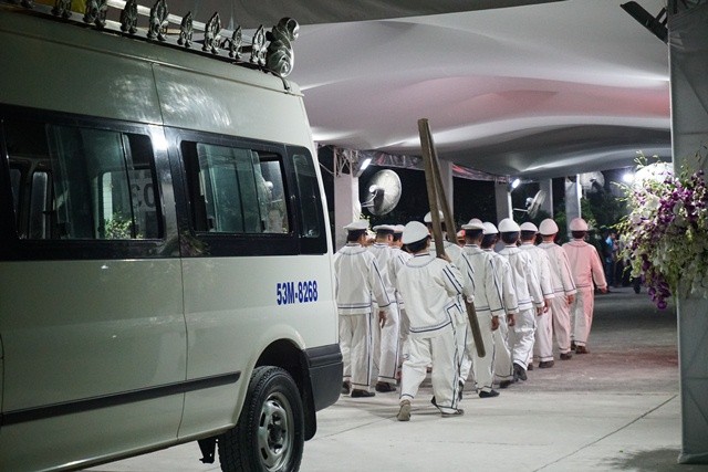 Dòng người ra đường tiễn đưa linh cữu cố Thủ tướng Phan Văn Khải ảnh 14