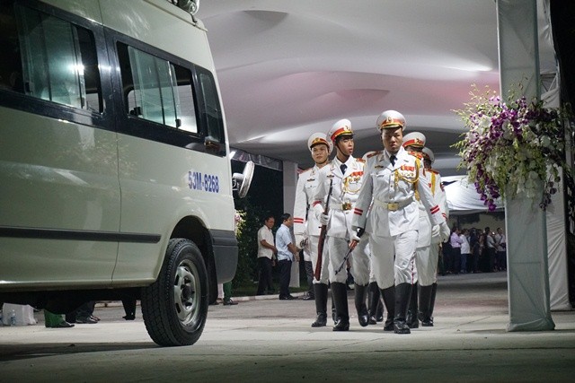 Dòng người ra đường tiễn đưa linh cữu cố Thủ tướng Phan Văn Khải ảnh 13