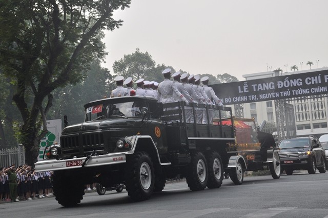 Thương tiếc tiễn đưa nguyên Thủ tướng Phan Văn Khải về đất mẹ ảnh 7