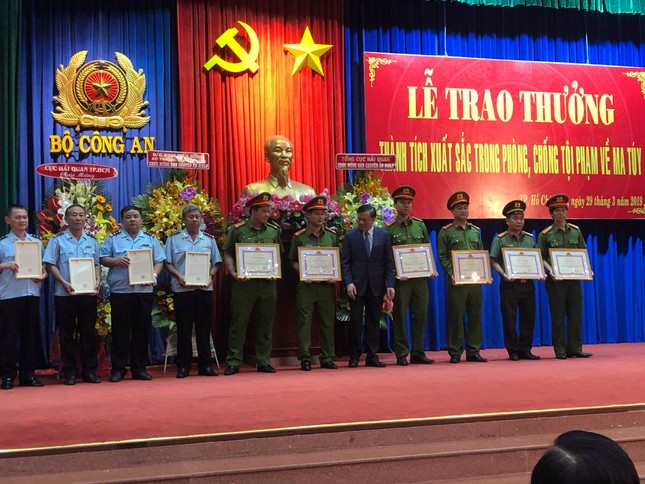 Khen thưởng các đơn vị phá chuyên án ma túy xuyên quốc gia ảnh 2