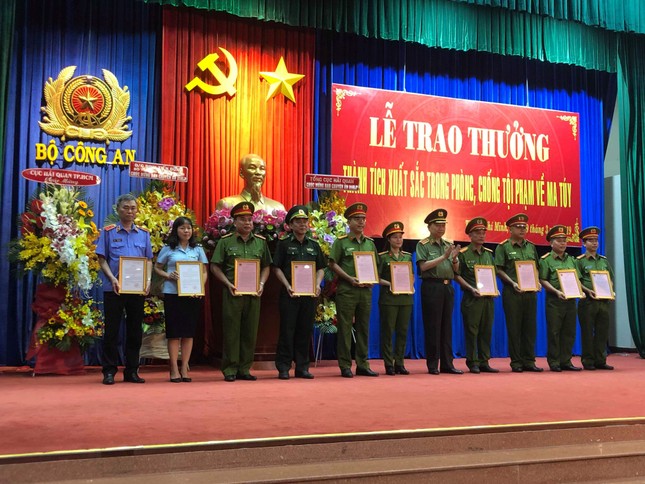 Khen thưởng các đơn vị phá chuyên án ma túy xuyên quốc gia ảnh 1