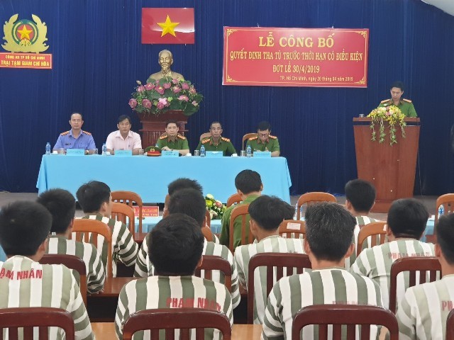 Tha tù trước thời hạn 12 phạm nhân trong trại giam Chí Hòa ảnh 1