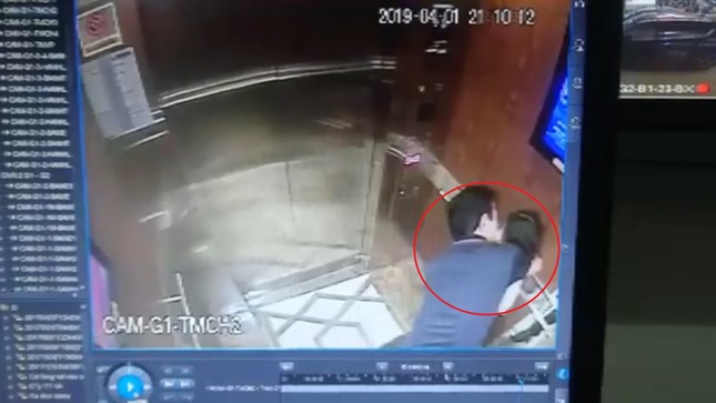 Bị can Nguyễn Hữu Linh 'che' kín khi đến tòa nhận quyết định vụ dâm ô bé gái ảnh 1