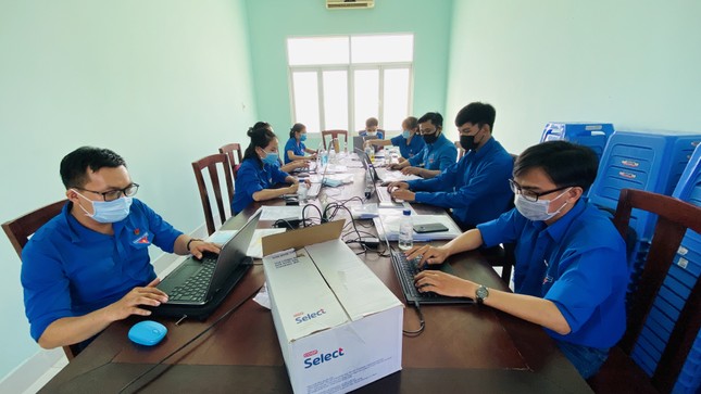 Áo xanh nơi tuyến đầu chống dịch Covid-19 ảnh 4