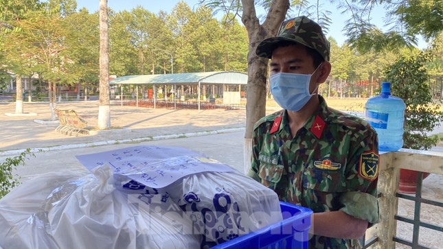 Từ trong khu cách ly: 'Tận trong đáy lòng thực sự rất xúc động và tôi đã khóc!' ảnh 1