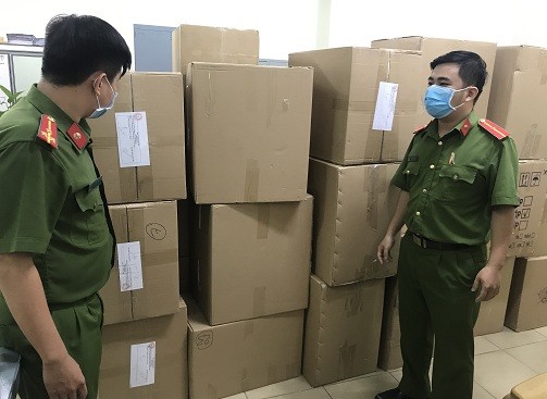 Người nước ngoài thu gom khẩu trang y tế bán sang Malaysia ảnh 1