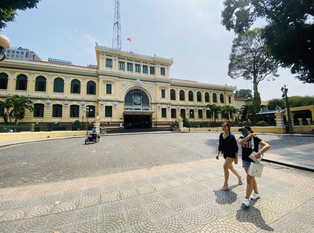 Bưu điện TPHCM cũng là điểm đến của du khách trong và ngoài nước. Tuy nhiên trong những ngày này, quang cảnh nơi đây vắng vẻ, không còn cảnh nhộp nhịp những đoàn khách đến tham quan như trước. 2