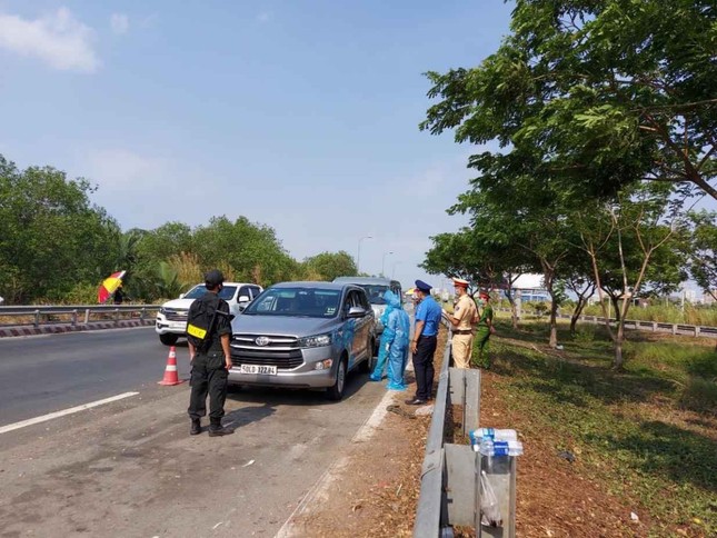 TPHCM dừng hoạt động 62 chốt trạm kiểm soát dịch COVID-19 ở các cửa ngõ ảnh 2