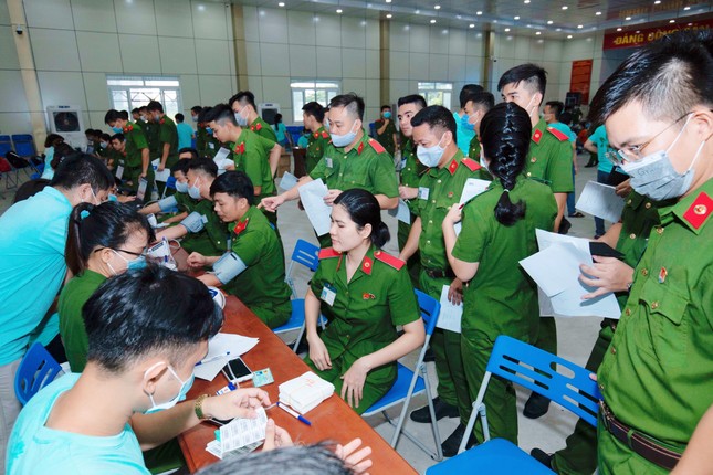 Hơn 1000 cảnh sát hiến máu cứu người ảnh 1