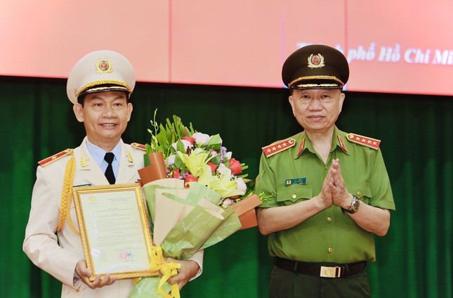 Thăng cấp bậc hàm thiếu tướng cho Phó Giám đốc Công an TPHCM ảnh 1