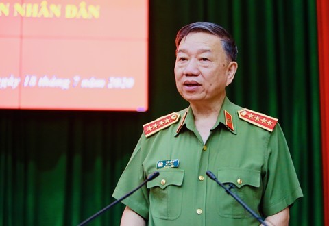 Thăng cấp bậc hàm thiếu tướng cho Phó Giám đốc Công an TPHCM ảnh 2