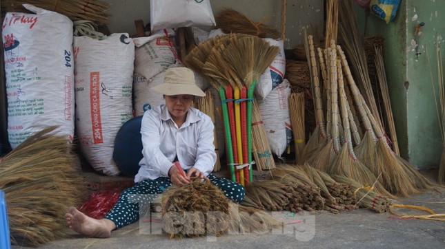 Người Sài Gòn tất bật làm chổi đót bán Tết ảnh 10