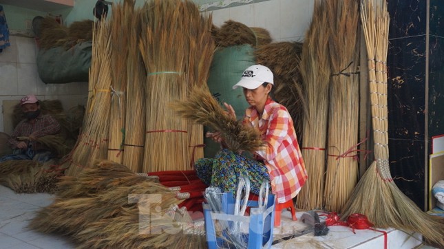 Người Sài Gòn tất bật làm chổi đót bán Tết ảnh 9