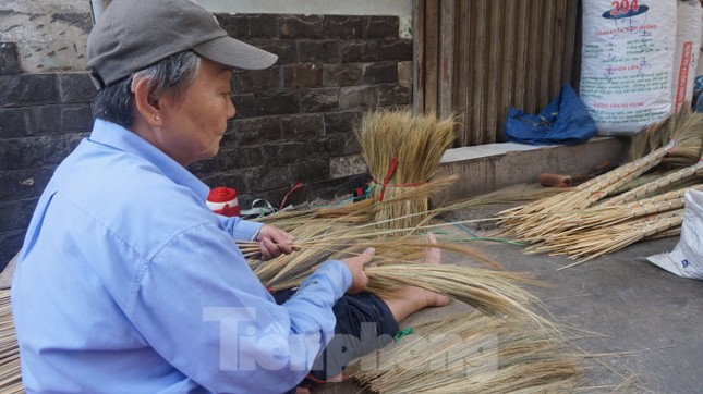 Người Sài Gòn tất bật làm chổi đót bán Tết ảnh 6