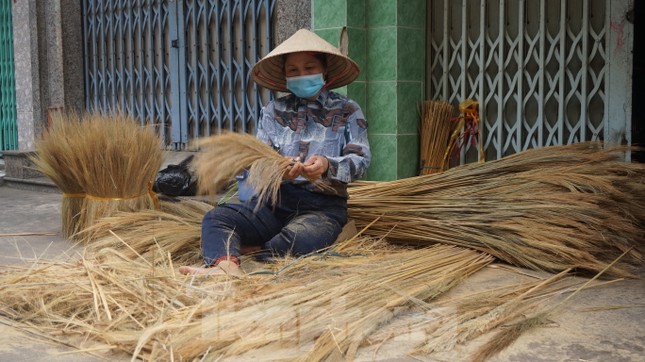 Người Sài Gòn tất bật làm chổi đót bán Tết ảnh 3