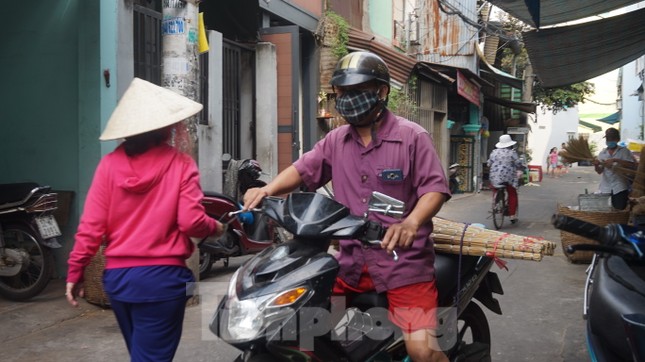 Người Sài Gòn tất bật làm chổi đót bán Tết ảnh 11