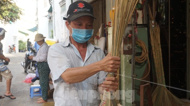 Người Sài Gòn tất bật làm chổi đót bán Tết ảnh 4