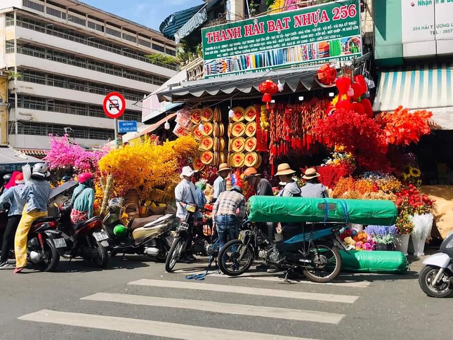 Nhộn nhịp phố bán đồ trang trí Tết lớn nhất Sài Gòn ảnh 4