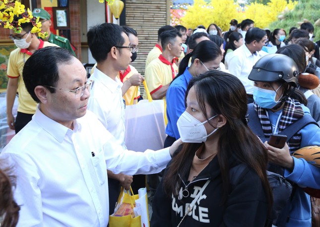Chuyến xe mùa Xuân đưa 2.000 sinh viên, người lao động về quê đón Tết ảnh 3