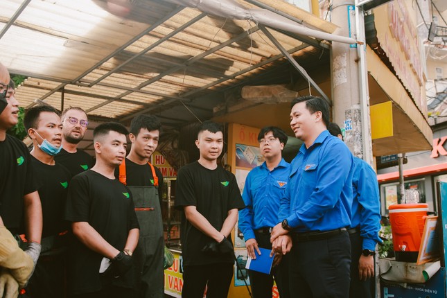 Thành Đoàn TPHCM tặng bằng khen cho nhóm bạn trẻ vớt rác ‘Sài Gòn xanh’ ảnh 1
