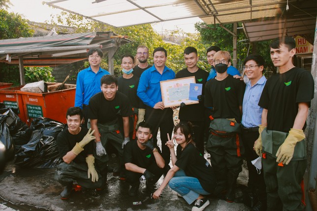 Thành Đoàn TPHCM tặng bằng khen cho nhóm bạn trẻ vớt rác ‘Sài Gòn xanh’ ảnh 2