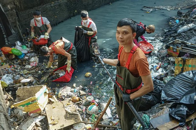Thành Đoàn TPHCM tặng bằng khen cho nhóm bạn trẻ vớt rác ‘Sài Gòn xanh’ ảnh 4