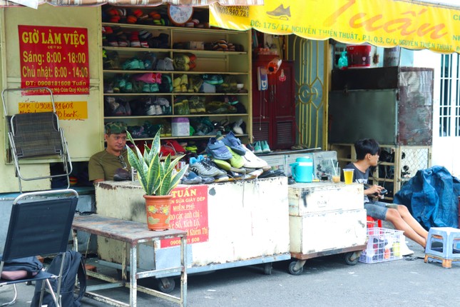 Người đàn ông sửa giầy miễn phí cho sinh viên, người lao động nghèo ở Sài Gòn ảnh 4