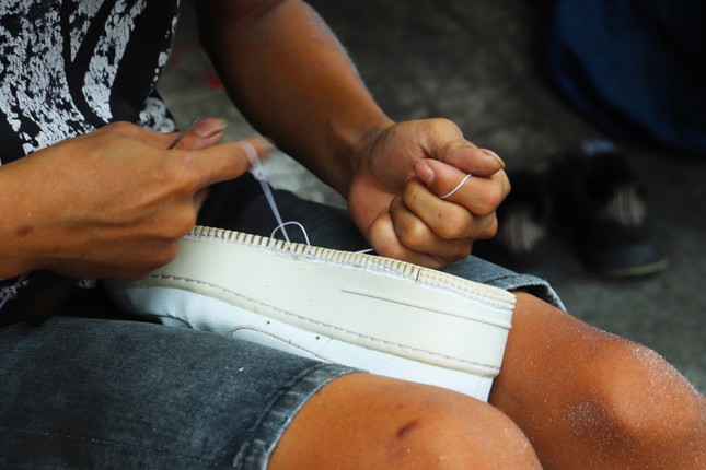 Người đàn ông sửa giầy miễn phí cho sinh viên, người lao động nghèo ở Sài Gòn ảnh 2