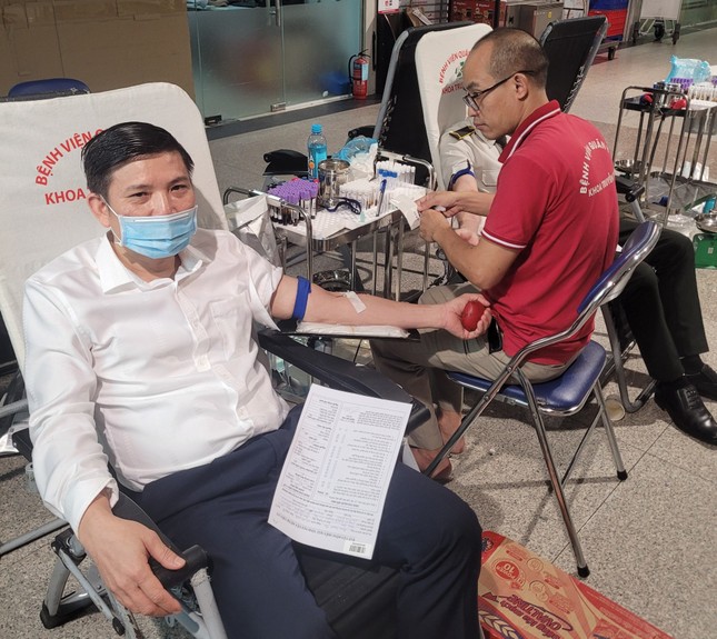 Sôi nổi Ngày hội hiến máu tình nguyện ‘Chủ nhật Đỏ’ tại Cảng Hàng không quốc tế Tân Sơn Nhất ảnh 16