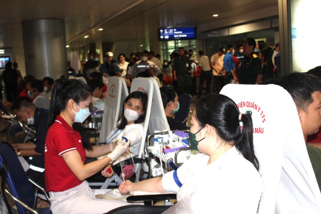 Sôi nổi Ngày hội hiến máu tình nguyện ‘Chủ nhật Đỏ’ tại Cảng Hàng không quốc tế Tân Sơn Nhất ảnh 4