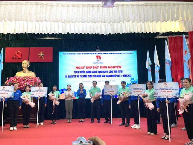 Đoàn viên hướng dẫn người dân sử dụng dịch vụ công trực tuyến ảnh 3