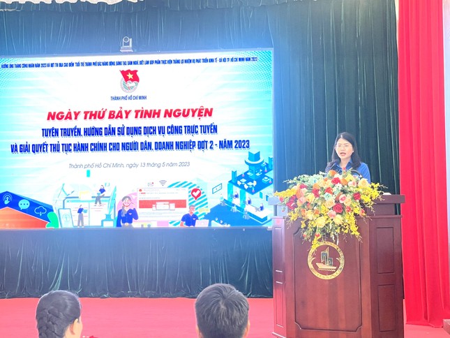 Đoàn viên hướng dẫn người dân sử dụng dịch vụ công trực tuyến ảnh 1