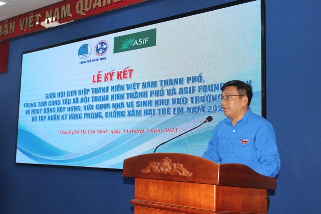 Thành Đoàn TPHCM phối hợp xây dựng nhà vệ sinh mới cho trường học ngoại thành ảnh 1