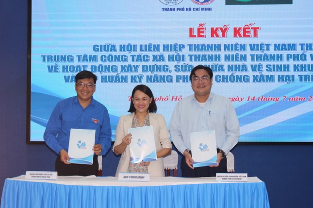 Thành Đoàn TPHCM phối hợp xây dựng nhà vệ sinh mới cho trường học ngoại thành ảnh 2