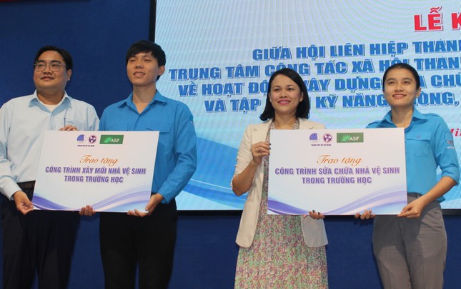 Thành Đoàn TPHCM phối hợp xây dựng nhà vệ sinh mới cho trường học ngoại thành ảnh 3