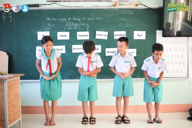 Mang tinh thần học ngoại ngữ đến bản làng ảnh 4