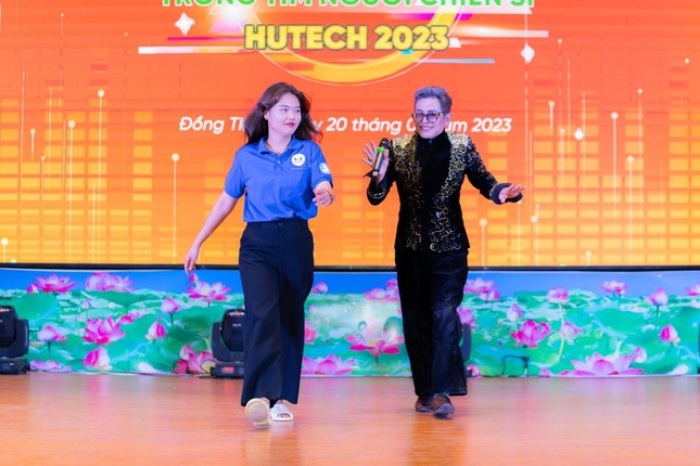 ‘Mùa Hè Xanh HUTECH 2023’: Đêm hội văn hóa gắn kết tình chiến sĩ với bà con tỉnh Đồng Tháp ảnh 3